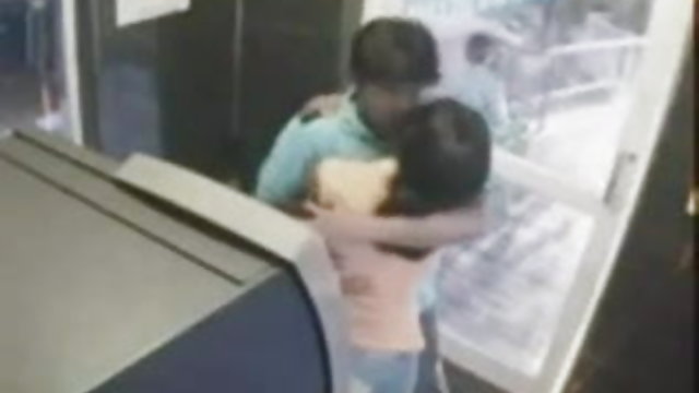 दो sexi video dow दुकान सहायकों प्राप्त गड़बड़ में के सुपरमार्केट