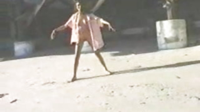 आबनूस xxx sexi video download पहने चश्मा पर घर के बाहर पर बीबीसी