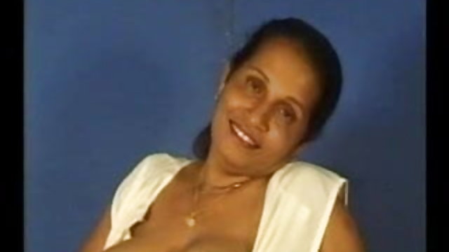 सेक्सी काले बालों वाली है फिल्माया xx फिल्म वीडियो कमबख्त पूलसाइड