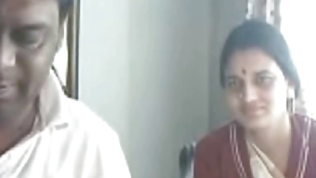 सुनहरे बालों वाली बेब सेक्स वी बन गया है, जबकि धूम्रपान
