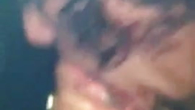 ला लेता है अपने डिक के बीच ind8an sex उसके
