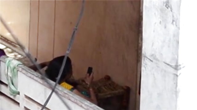 उसके मालिक सेक्सी वीडियो इंग्लिश फिल्म के लिए, वह जांघों चौड़ा बनाता है