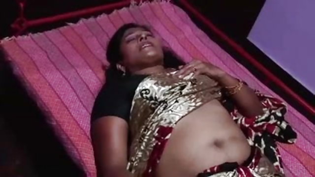 सुनहरे बालों वाली इंडिया सेक्स वीडियो डाउनलोड महिला के साथ सिलिकॉन स्तन उँगलियों योनी
